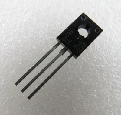 Immagine prodotto di Transistor BD135: NPN; bipolare; 50V; 1,5A; 12W; TO126. BD135-16, NPN, per montaggio su circuito stampato