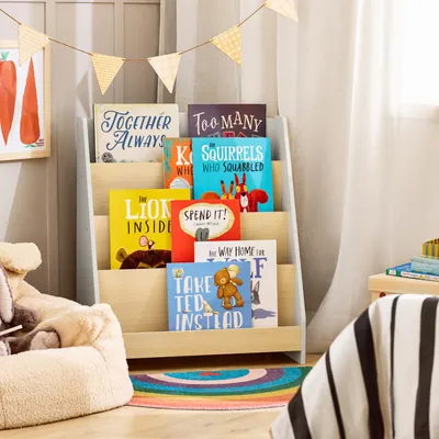 Detailansicht des SoBuy Bücherregals KMB106-HG aus Holzoptik und Weiß, präsentiert mit farbenfrohen Büchern im Kinderzim