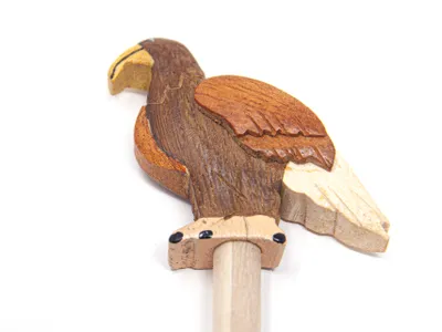 Produktbild von Handgefertigter Holzbleistift mit Seeadler-Motiv und abnehmbarer Aufsteckfigur