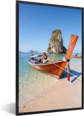 Produktbild von MuchoWow® MuchoWow® Gerahmtes Poster Strand - Frau - Boot 20x30 cm - Poster mit zchwarzem Bilderrahmen - Drucken - Bilder Poster im Rahmen