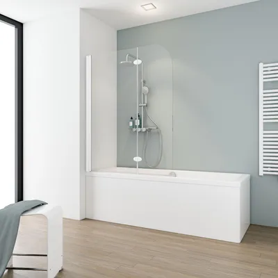 Klarer Badewannenaufsatz auf einer Badewanne mit einem Duschsystem.
