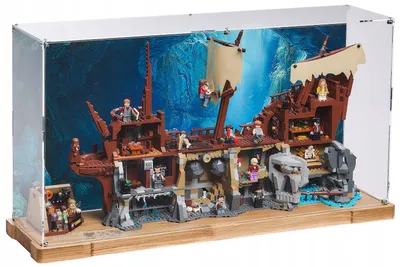 Produktbild von Blacked Brick WOOD Vitrine mit bedruckter Rückwand für LEGO® 21363 ICONS – Die Goonies