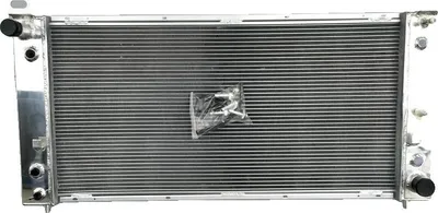 Immagine prodotto di Radiatore, Lega di alluminio, Compatibilità con Chevrolet Silverado 1500 2500 3500, Prestazioni di raffreddamento migliorate, Struttura robusta, Montaggio perfetto