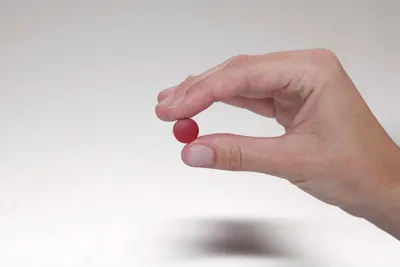 Produktbild von MAUL Magnet rund 10 Stück 0,15 kg Kunststoff Ferrit bruchsicher erodiert lackiert Ø 1.5 x 0.7 cm rot