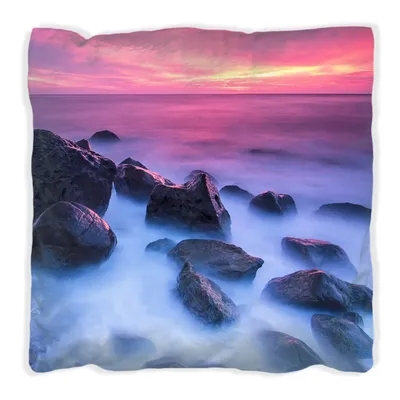 Produktbild von Wallario Premium Kissen, weiche Oberfläche, mit Motiv Felsen im Meer bei Sonnenuntergang, Größe: 40 x 40 cm, mit weißer Rückseite