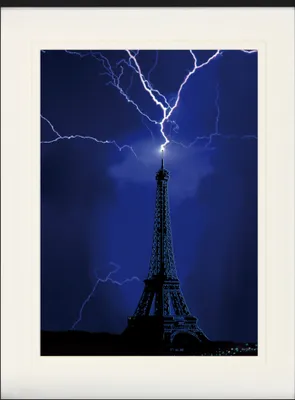 Produktbild von Eiffelturm Gerahmtes Bild Mit Edlem Passepartout | Wand-Bilder | Im Bilderrahmen - Blitzeinschlag Im Jahr 1902 (80 x 60 cm)