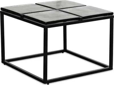 Quadratischer Couchtisch Glas Metall mit vier Glasplatten und schwarzem Metallgestell, Gesamtansicht von vorne.