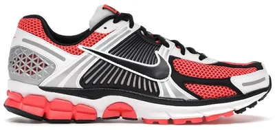 Immagine prodotto di Nike Zoom Vomero 5 SE "Bright Crimson" Rosso/Nero, dimensioni: 44,5