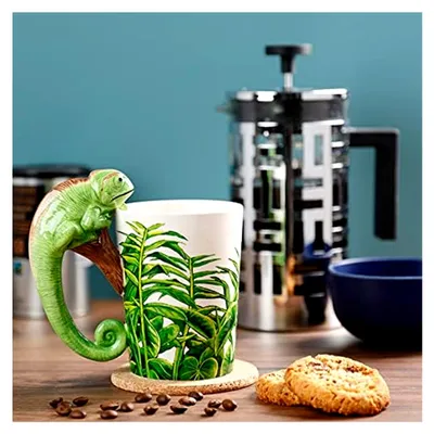 Produktbild von Geformte Henkel-Tasse mit Chamäleon-Motiv aus Dolomit-Keramik