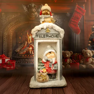 Produktbild von Dekorative Figur Junge mit Weihnachtsbaum in Telefonzelle 60 cm Solis Decor