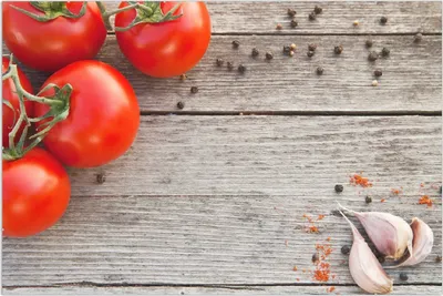 Produktbild von Wallario Wandbild Tomaten und Gewürze auf altem Holztisch, Größe: 61 x 91,5 cm, Poster mit rahmenlosen Bildhalter
