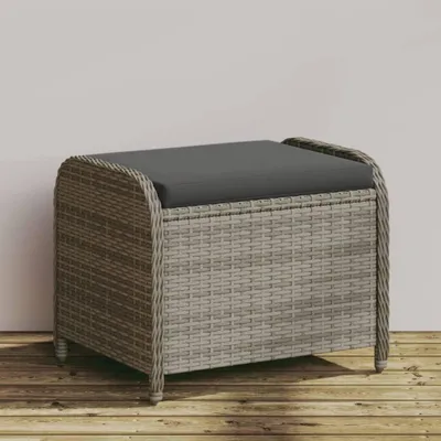 Produktbild von Grauer Gartenhocker mit Kissen, 58x46x46 cm, aus wetterfestem Polyrattan für Balkon, Terrasse und Außenbereich, als Sitzhocker und Fußablage mit abnehmbarem Bezug