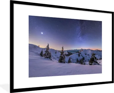 Produktbild von MuchoWow® Gerahmtes Poster Winter - Schnee - Nacht - Bäume 90x60 cm - Poster mit Schwarzem Bilderrahmen Wandposter Rahmen Foto Bilder - Wanddekoration - Fotos