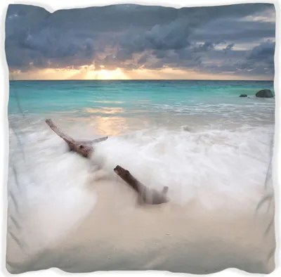 Produktbild von Wallario Premium Kissen, weiche Oberfläche, mit Motiv Wellen am Strand bei Sonnenuntergang, Größe: 40 x 40 cm, mit weißer Rückseite