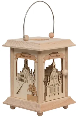 Zu sehen ist eine dekorative Tischlaterne aus Holz mit filigranen Ausschnitten von Dresdner Sehenswürdigkeiten und einem praktischen Henkel zum Tragen