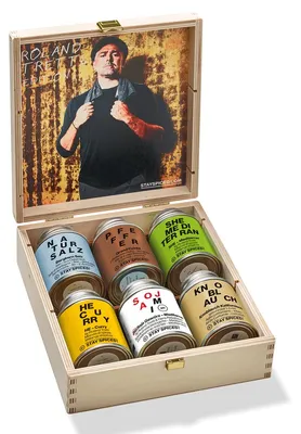 Obrázok produktu pre 6 obľúbených korenín Rolanda Trettla v krásnej drevenej škatuľke I Darčeková súprava korenín pre mužov a ženy I 6 x čisté korenie a zmesi korenín v 170 ml plechovkách I LIMITOVANÁ EDÍCIA