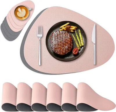 Zdjęcie produktu dla Zestaw 6 podkładek stołowych Unyqoos® wykonanych ze sztucznej skóry, zmywalnych i odpornych na temperaturę do 80°C, dwustronnych, antypoślizgowych z podkładkami, o wymiarach 42 x 31,5 cm, w kolorze różowym/szarym, o grubości 2 mm
