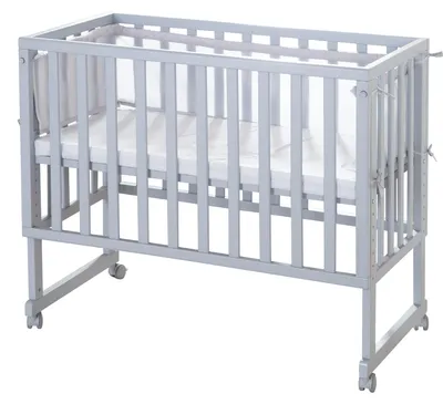 Immagine prodotto di Letto trasformabile 3 in 1 grigio, marca roba style, adatto a tutte le altezze dei letti per genitori, completo di materasso, cuscini laterali e sponde di protezione