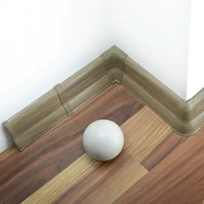 Produktbild von DQ-PP Sockelleiste 62mm PVC 200cm + 5 x Dübel | Kabelkanal | Fußleisten | Farbe: Eiche grau