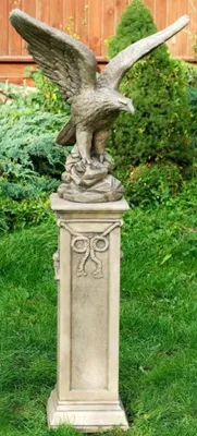 Produktbild von Casa Padrino Barock Adler Skulptur mit Sockel Antik Weiß / Grau 21 x 26 x H. 134 cm - Gartendeko im Barockstil