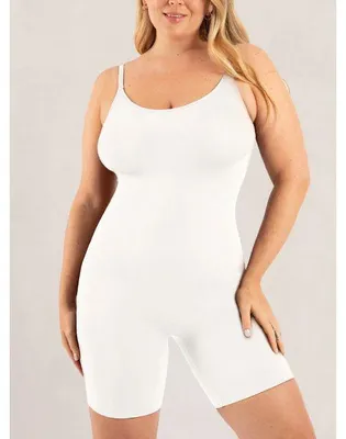 Weißer Shapewear-Body mit Spaghettiträgern an einer Frau, von vorne gesehen
