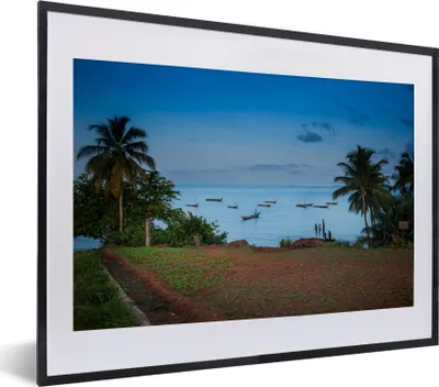 Produktbild von MuchoWow® MuchoWow® Gerahmtes Poster Einige Fischerboote liegen vor der Küste der Hauptstadt Freetown 40x30 cm - Poster mit zchwarzem Bilderrahmen - Bilderrahmen - Poster im Rahmen