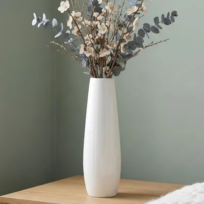 Image de Vase en céramique blanche, 30 cm. Surface texturée, idéale pour un style rustique, pour les étagères ou comme centre de table