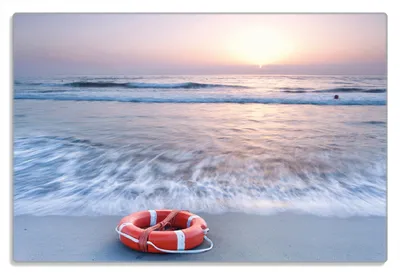 Produktbild von Wallario Frühstücksbrettchen aus Glas 20 x 30 cm mit rutschfesten Füßen, Motiv Rettungsring am Strand bei Sonnenuntergang