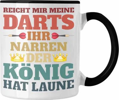 Produktbild von Trendation - Dart Tasse Dartpfeil Reicht Mir Meine Darts Spruch Männer Dart-Spieler Geschenkidee (Schwarz)