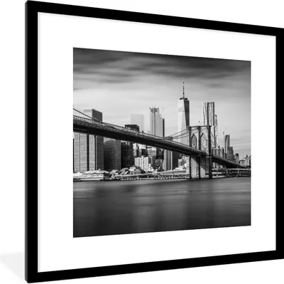 Produktbild von MuchoWow® Gerahmtes Poster Brooklyn Bridge und die New Yorker Skyline in schwarz-weiß 40x40 cm - Poster mit Schwarzem Bilderrahmen Wandposter Rahmen Foto Bilder - Poster - Plakat im Rahmen
