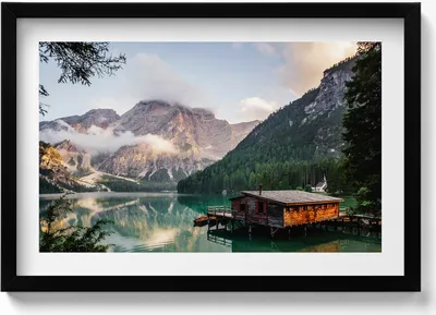 Produktbild von Hütte an einem See in den Bergen– Wandbild mit Rahmen – Gerahmtes Bild  – Wanddekoration – 60x40 cm –  Schwarz Rahmen