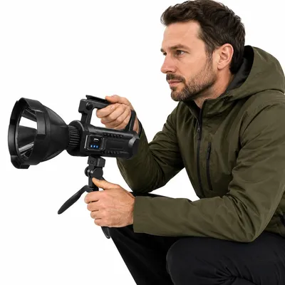Produktbild von LED Scheinwerfer 30W, Handscheinwerfer mit 500m Reichweite, 8000mAh Akku, USB, 360° Stativ,  für Camping, Angeln, Arbeit, Notfälle