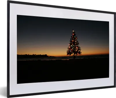 Produktbild von MuchoWow® MuchoWow® Gerahmtes Poster Weihnachtsbaum bei Sonnenaufgang 60x40 cm - Poster mit zchwarzem Bilderrahmen - Schlafzimmer - Plakat in Rahmen - Drucken