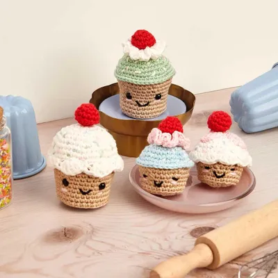 Zdjęcie produktu dla DMC Amigurumi Very Cherry Cupcakes, Zestaw do robienia na drutach dla dzieci, Bawełna, Wielobarwny