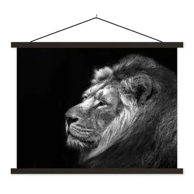 Produktbild von MuchoWow® Textilposter Löwe vor schwarzem Hintergrund in schwarz und weiß 60x45 cm mit schwarzem Rahmen - Poster Schlafzimmer