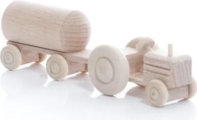 Productafbeelding van Houten tractor met aanhanger voor vaten, naturel kleur. Afmetingen: 3,5 x 7,5 x 3 cm. Nieuw