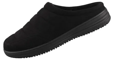 Das Bild zeigt einen schwarzen Hausschuh aus weichem Material Der Schuh ist von der linken Seite zu sehen und hat eine offene Ferse mit einem grauen Innenfutter versehen