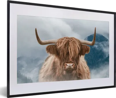 Produktbild von MuchoWow® Gerahmtes Poster Schottischer Highlander - Berg - Nebel 60x40 cm - Poster mit Schwarzem Bilderrahmen Wandposter Rahmen Foto Bilder - Schlafzimmer - Plakat in Rahmen - Drucken