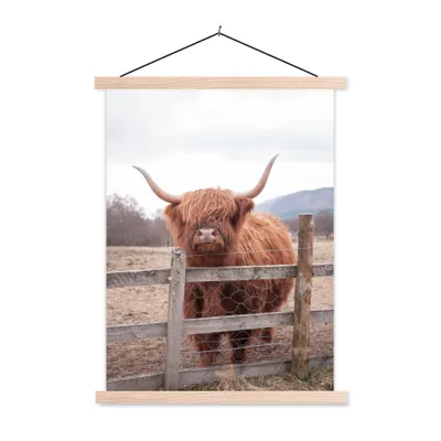 Produktbild von MuchoWow® Textilposter Scottish Highlander - Gras - Zaun 120x160 cm mit holzfarbenen Rahmen - Plakatkarton