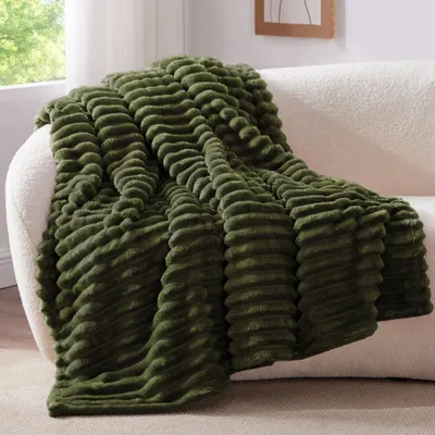 Obrázek produktu pro Dekorativní fleecová deka s proužky, vhodná na postel i pohovku, rozměry 125x150 cm, barva: olivově zelená