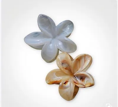 Produktbild von Blumen haarklammer Set 2 Stück – Blumen haarklammern mit mamorader,Rutschfester Halt - Farbe Weiß & Beige - Haarschmuck für alle Haartypen