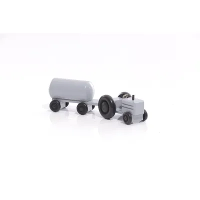 Imagen del producto de Juguete de madera, tractor con remolque cisterna. Dimensiones: 3,5 x 7,5 x 3 cm. Nuevo