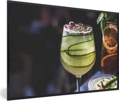 Produktbild von MuchoWow® Gerahmtes Poster Frische Cocktails an der Marmorbar 90x60 cm - Poster mit Schwarzem Bilderrahmen Wandposter Rahmen Foto Bilder - Fotorahmen - Foto-Plakat