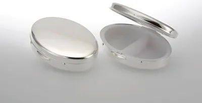 Produktbild von Pillendose 2-geteilt oval glatt poliert verchromt 6,0 x 4,0cm