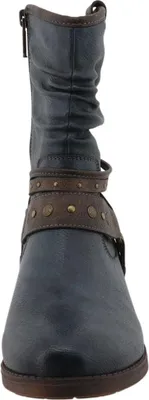 Auf dem Bild ist ein blauer Stiefel zu sehen der von der linken Seite betrachtet wird. Die Oberfläche des Stiefels hat eine glatte Struktur und reicht bis zur Knöchelhöhe.