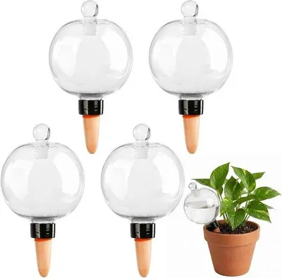 Productafbeelding van 4 Stuks Irrigatieballen voor Planten - Zelfbewatering Waterdispenser - Bewateringsballen voor Binnen, Balkon en Tuinplanten - 500 ml per