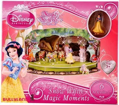 The image shows the packaging of a Snow White Magic Moments playset, featuring illustrations of Snow White and the seven dwarfs, along with the playset itself.