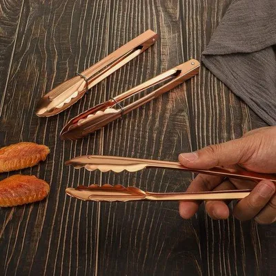 Produktbild von Ibenzoa® Küchenzangen-Set aus Edelstahl, 3 Stück, 23 cm – elegante Luxusfarbe, gewellte Spitzen & rutschfest zum Kochen und Servieren
