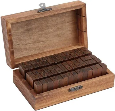 Immagine prodotto di Set di timbri in legno, 70 pezzi - Timbri in legno - Lettere/numeri/simboli - Versatile - Contenitore vintage - Dimensioni: 3,8 x 0,8 x 1,2 cm