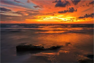 Produktbild von Wallario Poster - Glühender Abendhimmel über dem Meer, Kunstdruck Größe: 100 x 150 cm